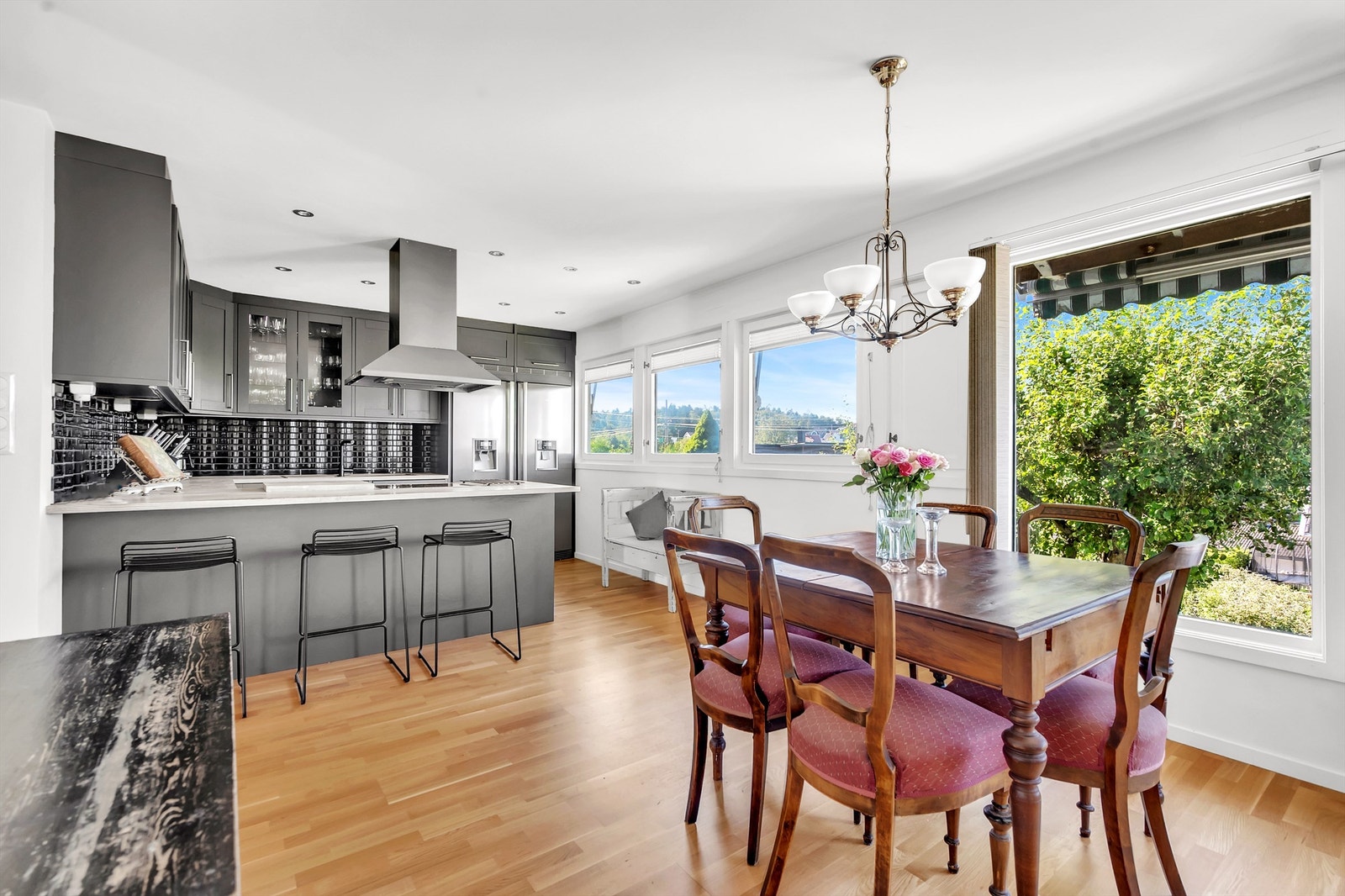 Kjøkkenet er holdt i en åpen løsning mot spisestuedelen av stuen, noe som skaper en sosial atmosfære. Galleribilde