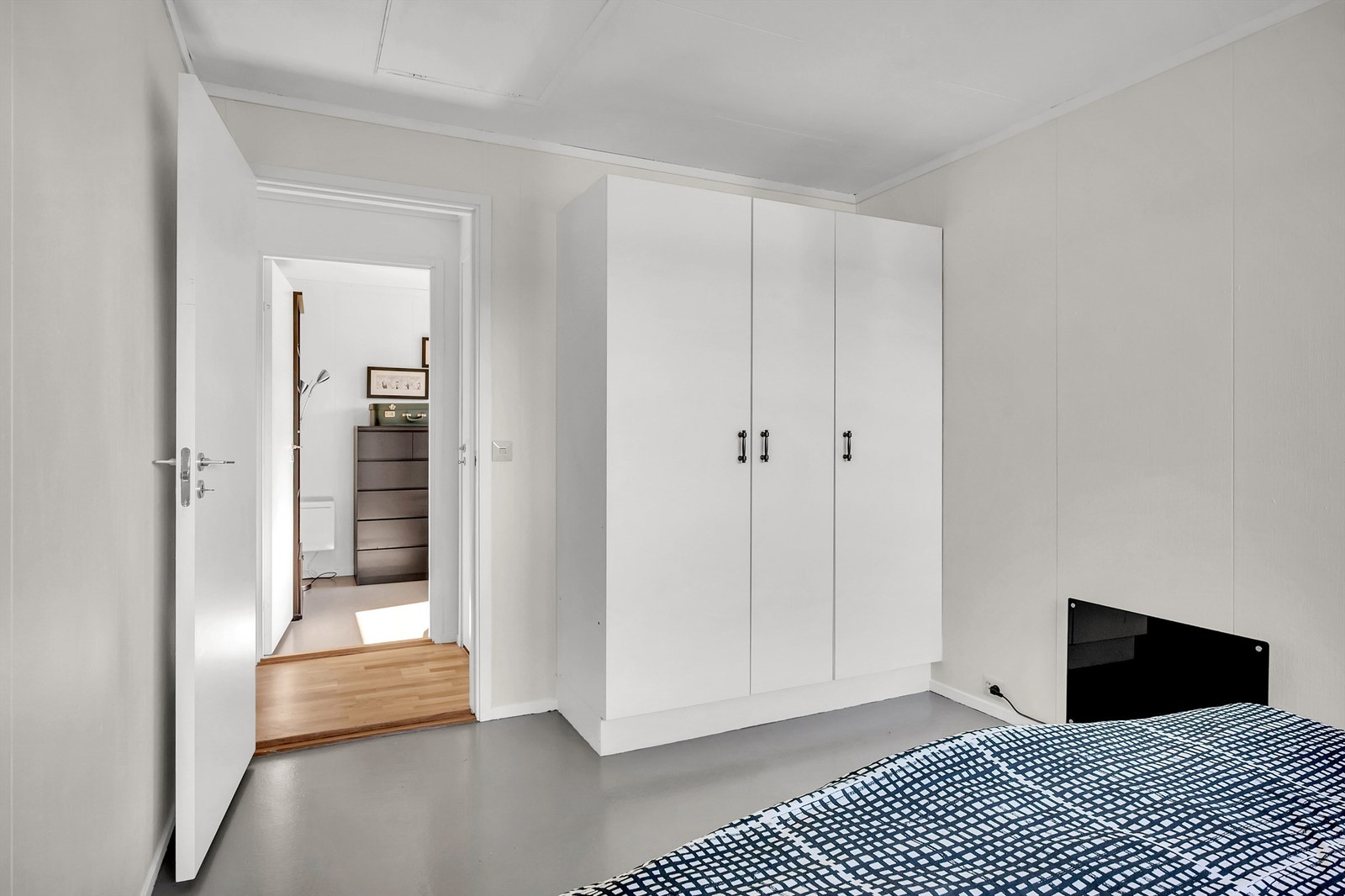 Det er rikelig med oppbevaringsplass i et romslig garderobeskap. Galleribilde