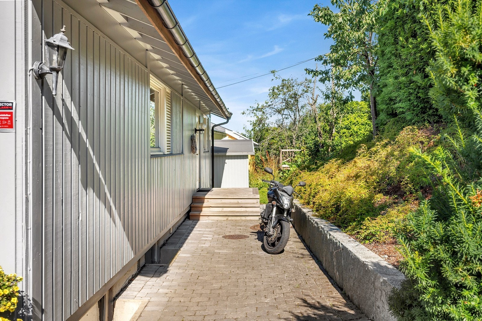 Sykler og MC kan parkeres ved inngangsparti. Galleribilde