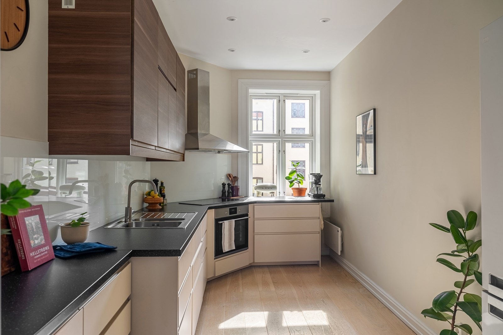 Stilrent og pent kjøkken fra 2015 med alle nødvendigheter. På kjøkkenet er det også plass til et spisebord om man ønsker det. Galleribilde