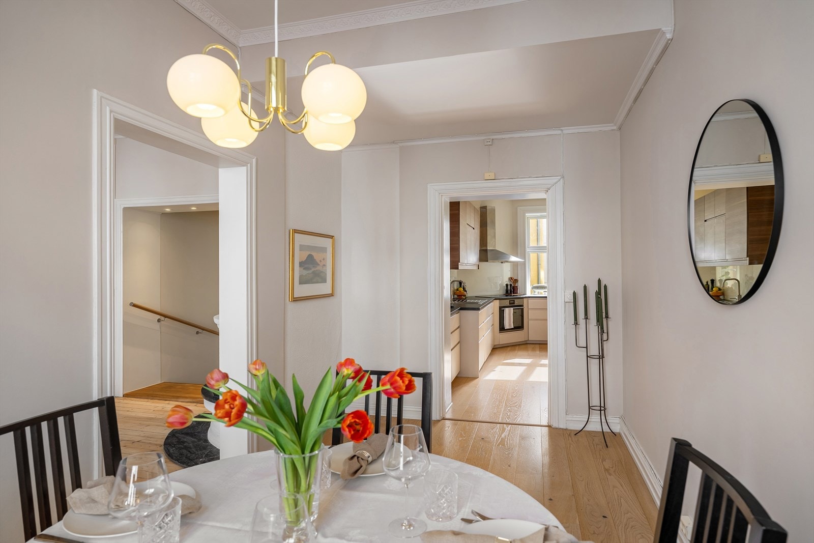 Boligen er gjennomgående. Så her slipper lyset pent inn fra begge sider av boligen. Fra spisestuen har man direkte adkomst til kjøkkenet. Galleribilde