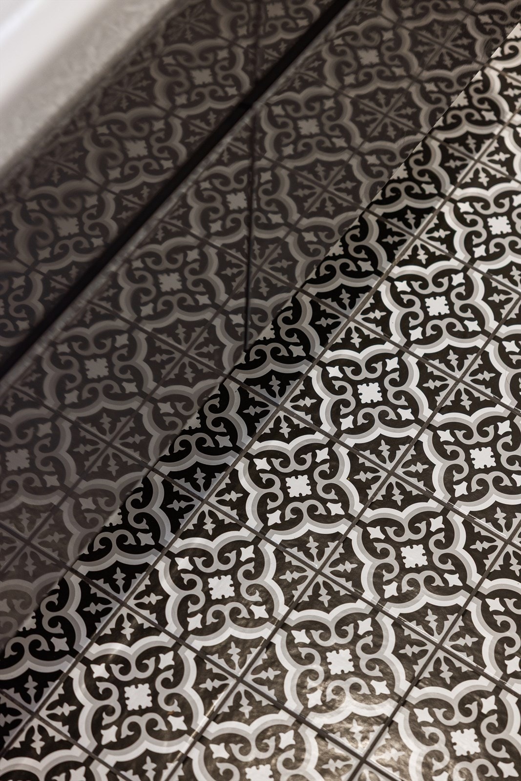 På badet er det lagt klassiske og pene fliser. Galleribilde