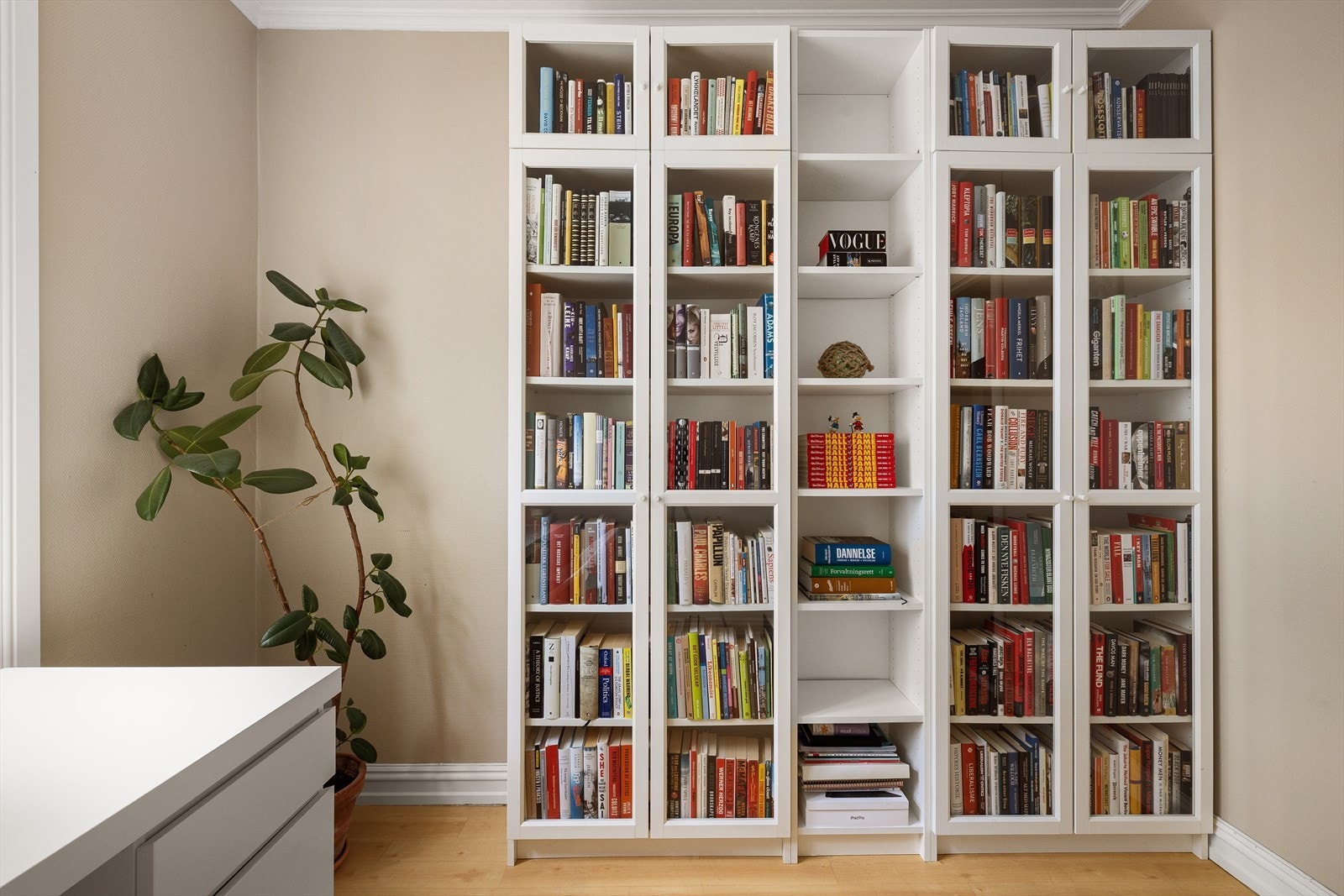 Soverom 2 er tidsriktig malt og har godt plass til både seng og garderobe. Galleribilde