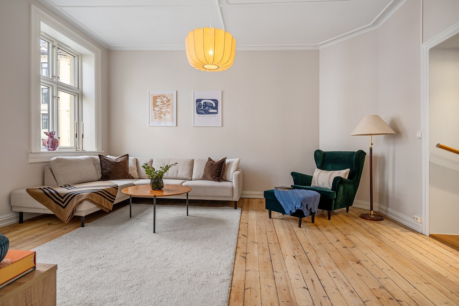 Leiligheten strekker seg over 2 plan. Hvor 2. etasje består av stue, spisestue og kjøkken. Boligen har en smart planløsning med romslige soner. Galleribilde