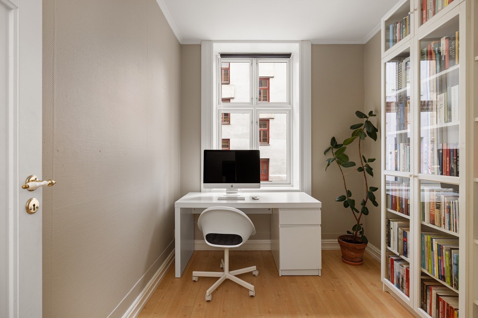 Soverom 2 er i dag innredet som kontor, men fungerer også fint som soverom. Galleribilde