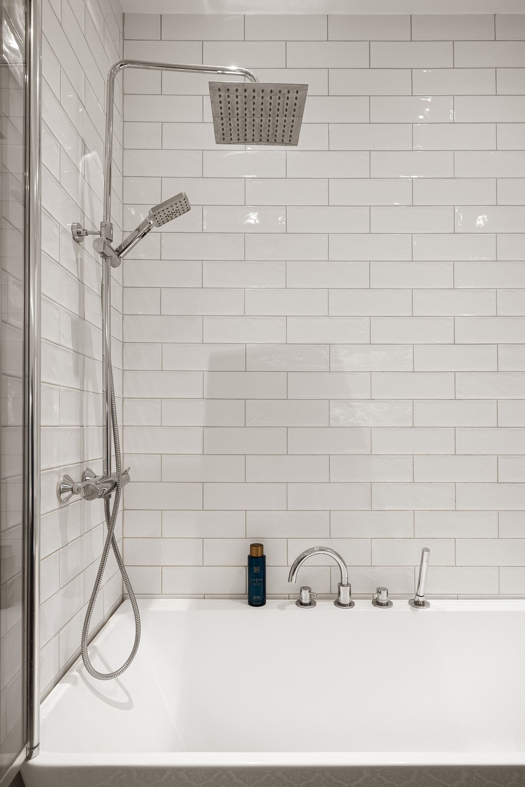 Badet er av god størrelse med badekar og regnfallsdusj. Badet har også opplegg for vaskemaskin. Galleribilde