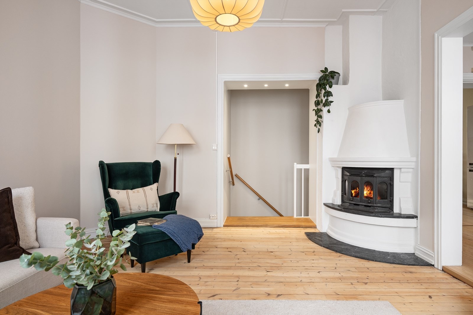 I stuen er det vedovn for kaldere kvelder. Gulvet er belagt med originale tregulv, mens veggene er slette og tidsriktig malt. Galleribilde