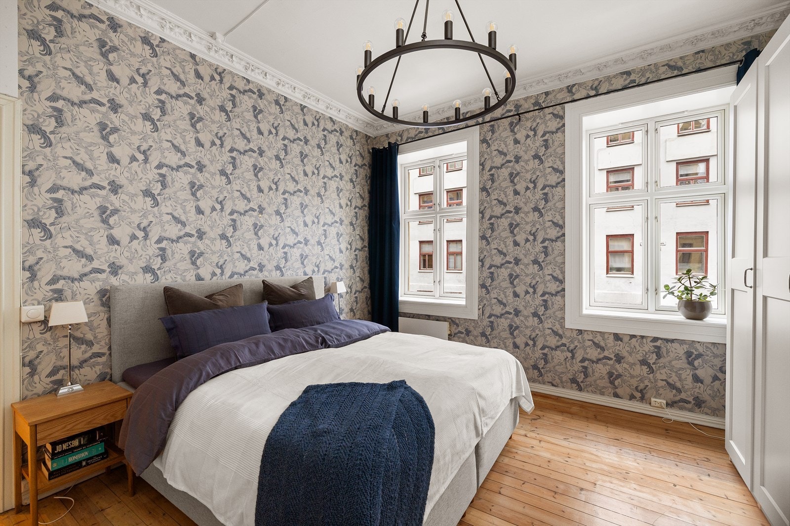 Her er det god plass til dobbeltseng og rikelig med garderobe. Skapene på soverommet følger boligen. Galleribilde