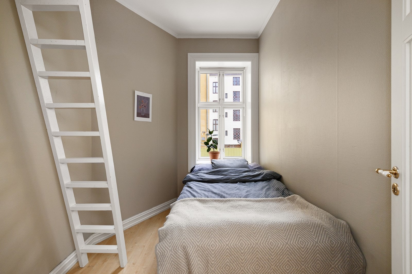 Soverommet er i dag innredet som gjesterom og har en praktisk hems for overnattingsgjester eller for oppbevaring. Galleribilde