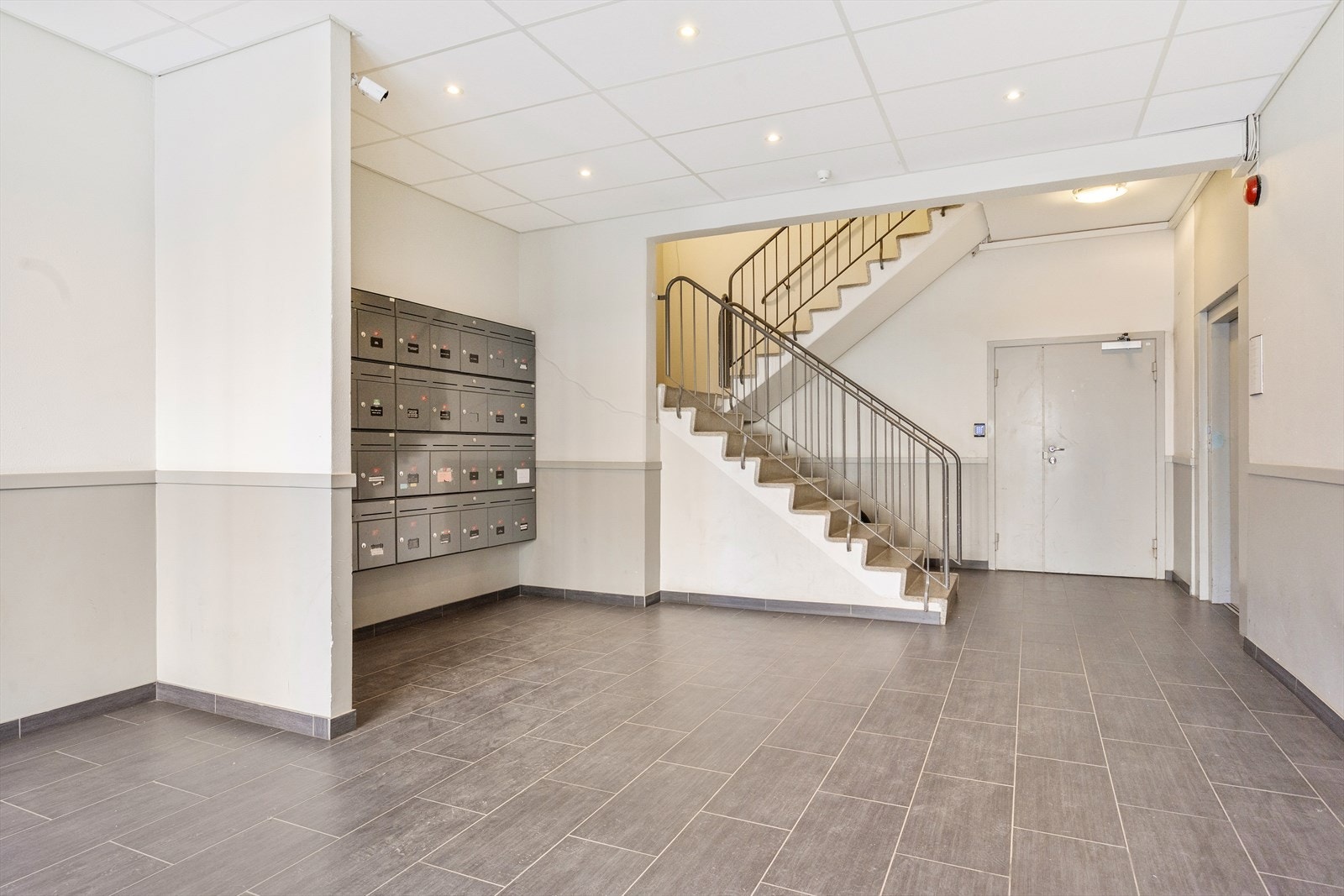 Innbydende entré med heisadkomst til leiligheten. Galleribilde