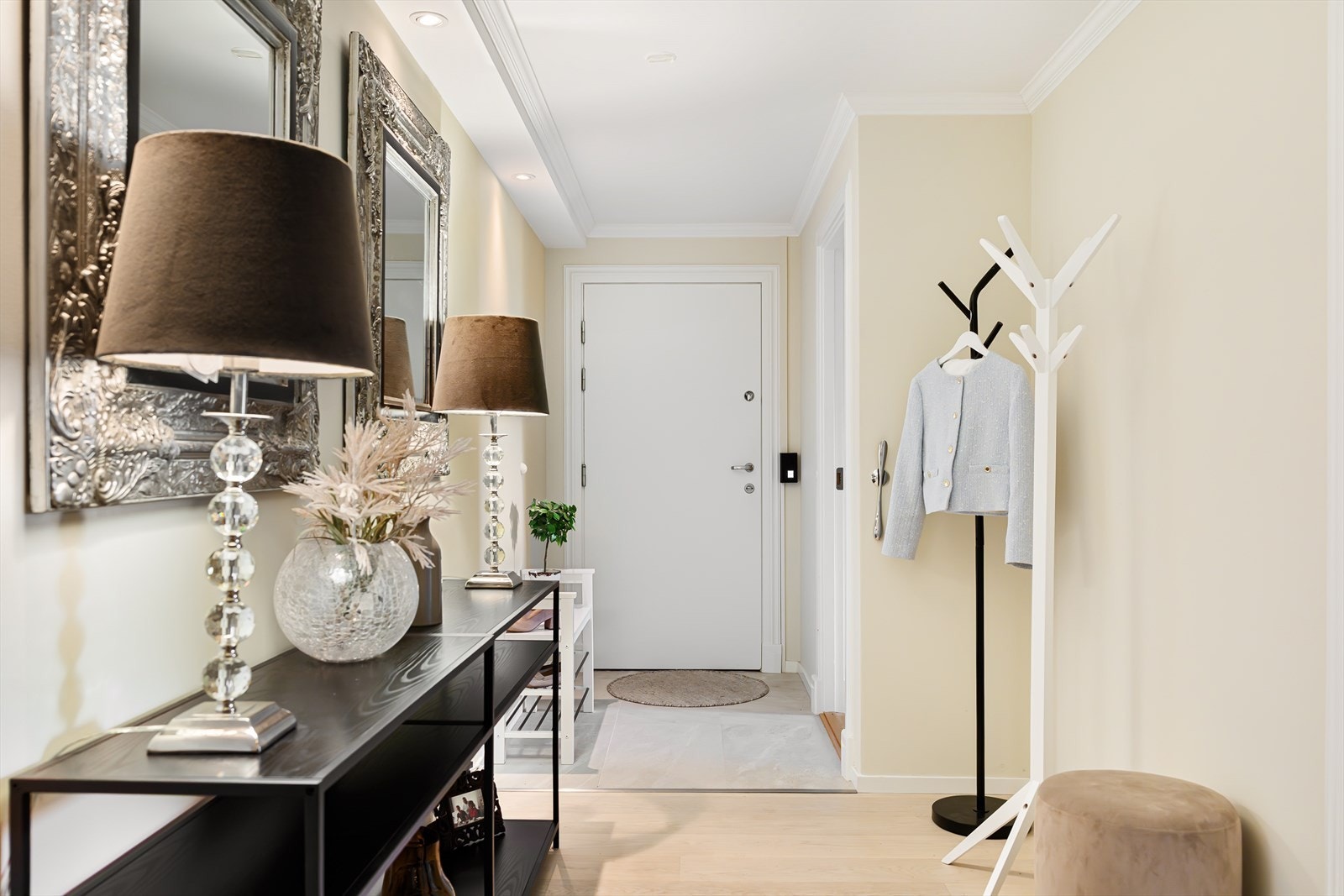 Velkommen inn! Leiligheten har en innbydende entré med downlights i himlingen, noe som skaper et umiddelbart godt førsteinntrykk. Galleribilde