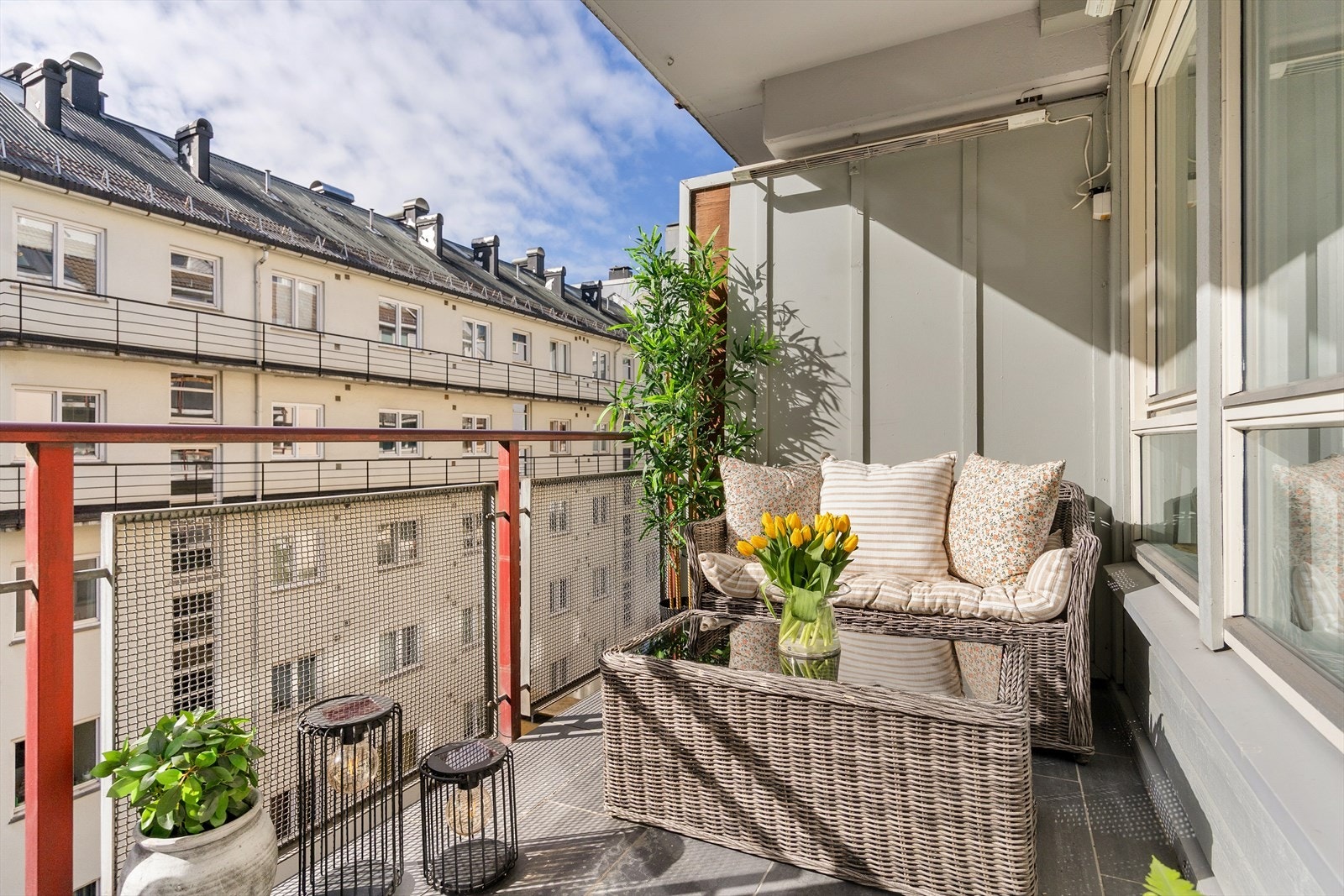 I vår- og sommerhalvåret blir balkongen en naturlig forlengelse av stuen, perfekt for hyggelige stunder med familie og venner. Galleribilde