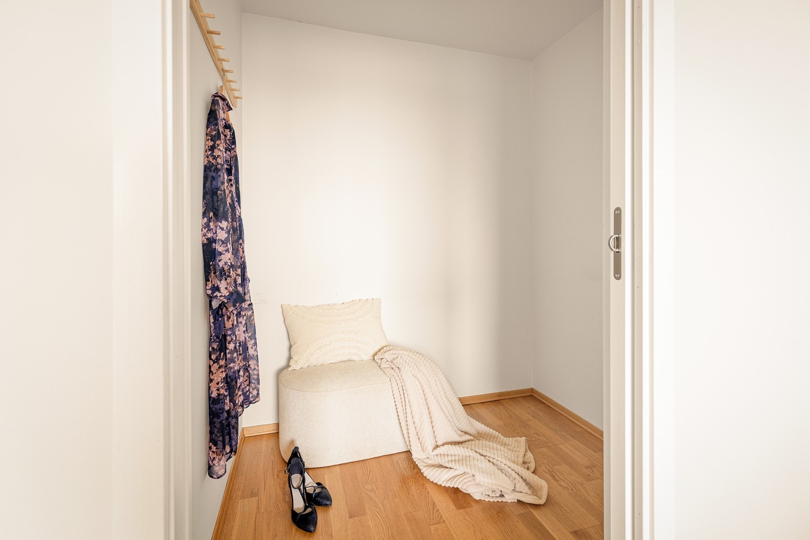 Praktisk garderobe/omkledningsrom i tilknytning til gangen gir god plass til oppbevaring av yttertøy og sko. Galleribilde