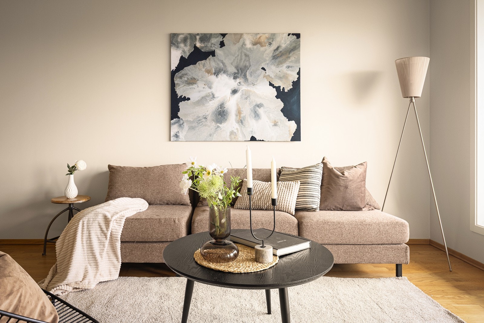 Stuedelen er lett å møblere og har god plass til en romslig sofagruppe. Galleribilde
