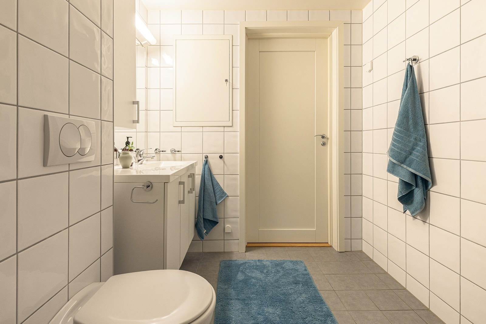 Badet er for øvrig innredet med veggmontert toalett og opplegg for vaskemaskin. Galleribilde
