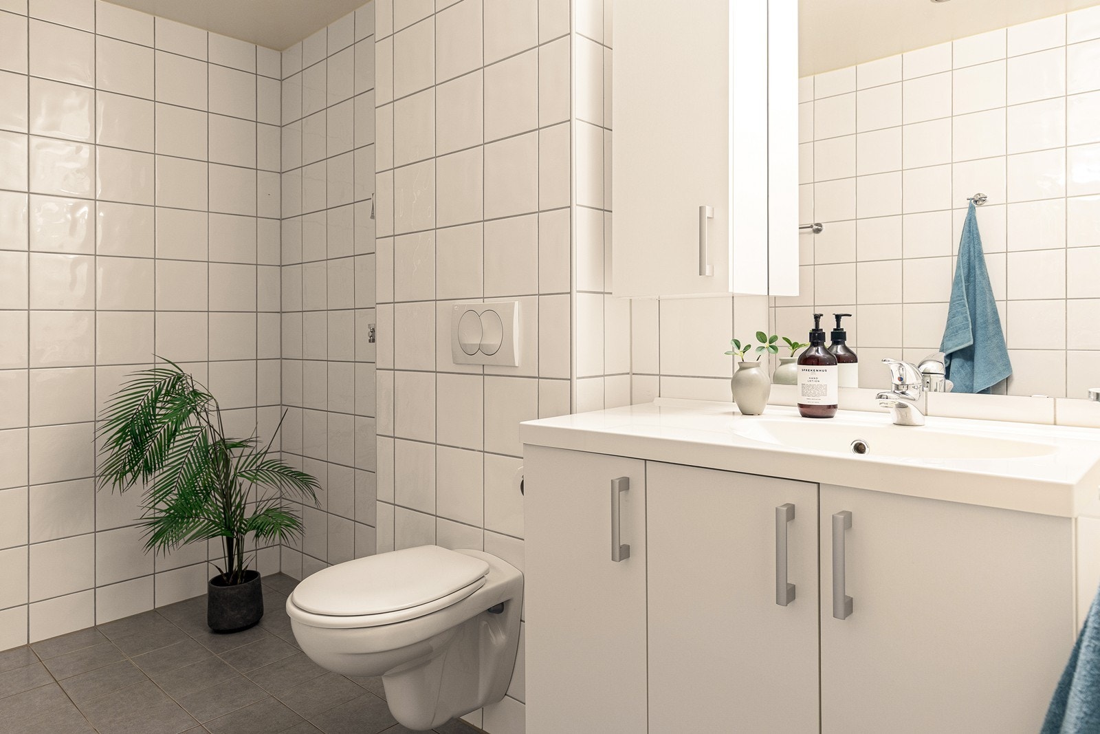 Badet ble oppgradert i 2010 og har servantinnredning med heldekkende servant i kompositt. Galleribilde