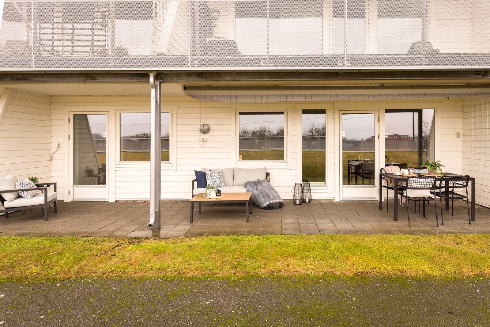 Romslig og takoverbygget terrasse på 23 m² med betongheller. Galleribilde