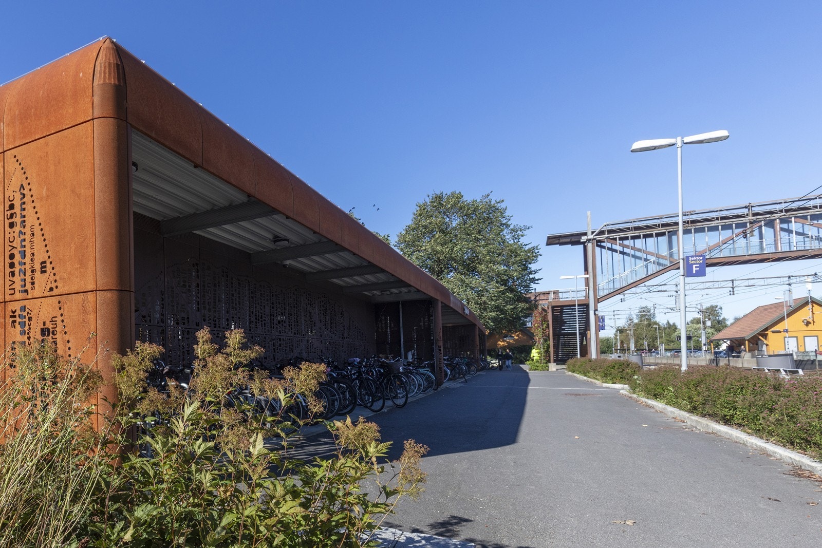 Ås stasjon ligger en kort spasertur unna og tar deg direkte til Oslo S på under 20 minutter. Galleribilde