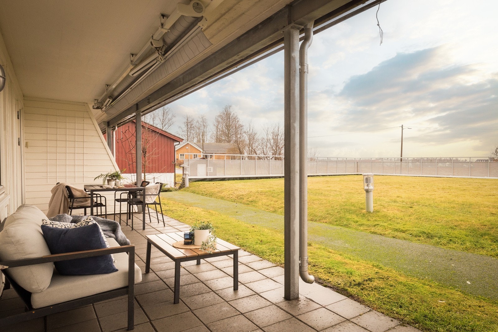 Uteplassen er skjermet under balkongen i etasjen over som gjør at den kan benyttes selv på regnværsdager. Galleribilde