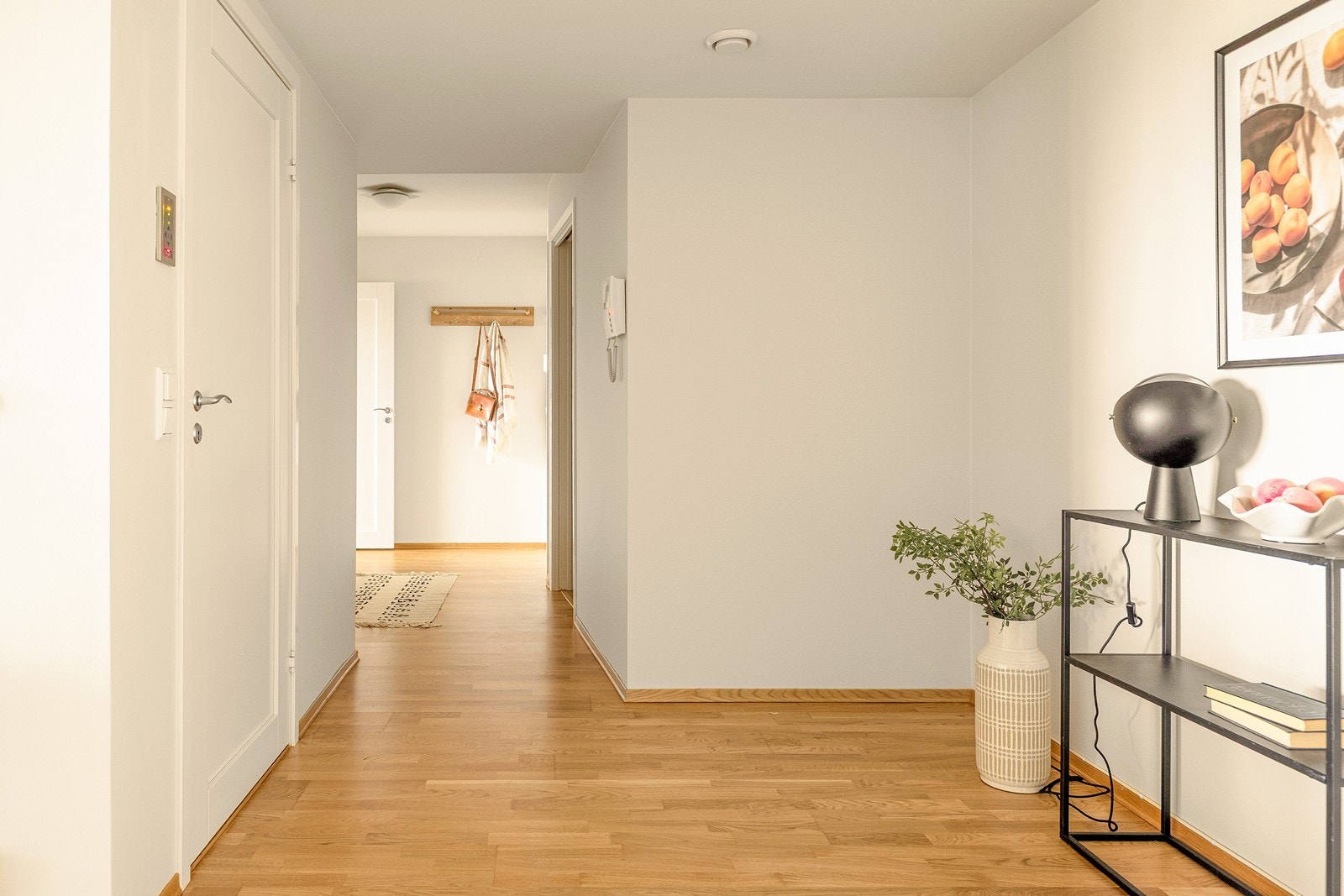 Fra inngangspartiet er det tilgang til boligens øvrige rom. Galleribilde