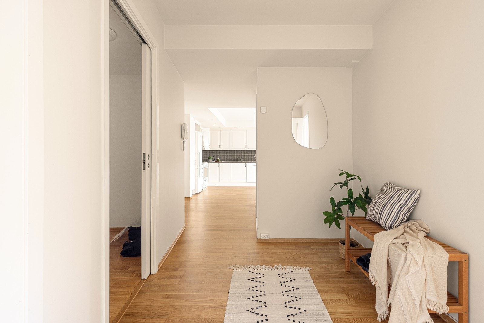 Innbydende entré med 3-stavs parkett som er gjennomgående i store deler av leiligheten. Galleribilde