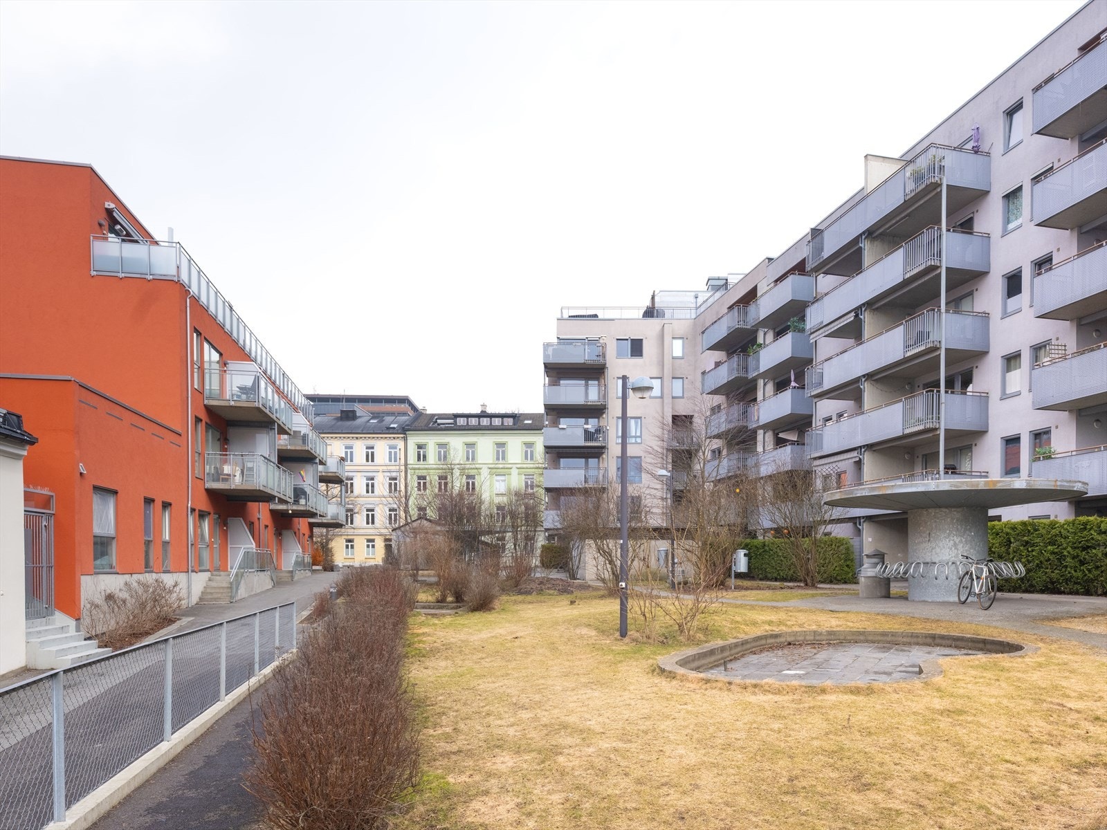 Sameiets fellesarealer er pent opparbeidet med grøntarealer og gangveier. Galleribilde