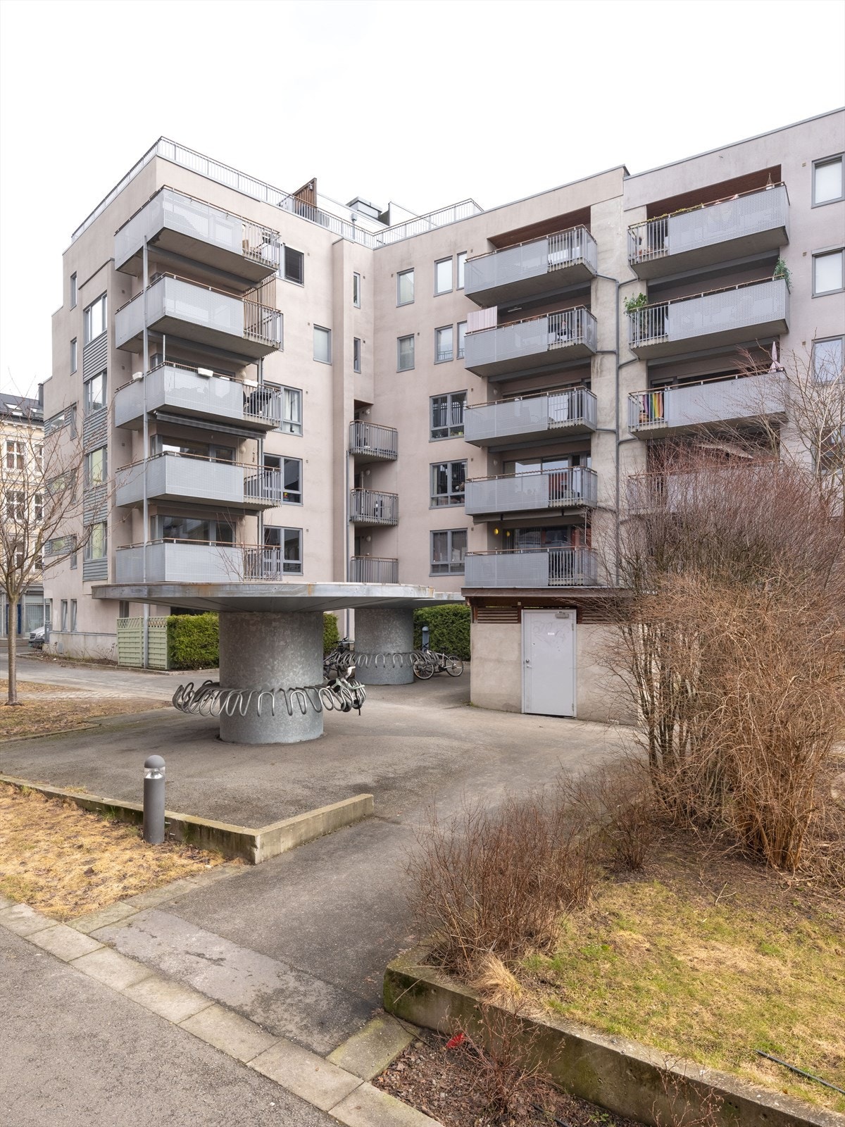 Moderne bygård fra 2004 med heis i Sameiet Borghaven. Galleribilde