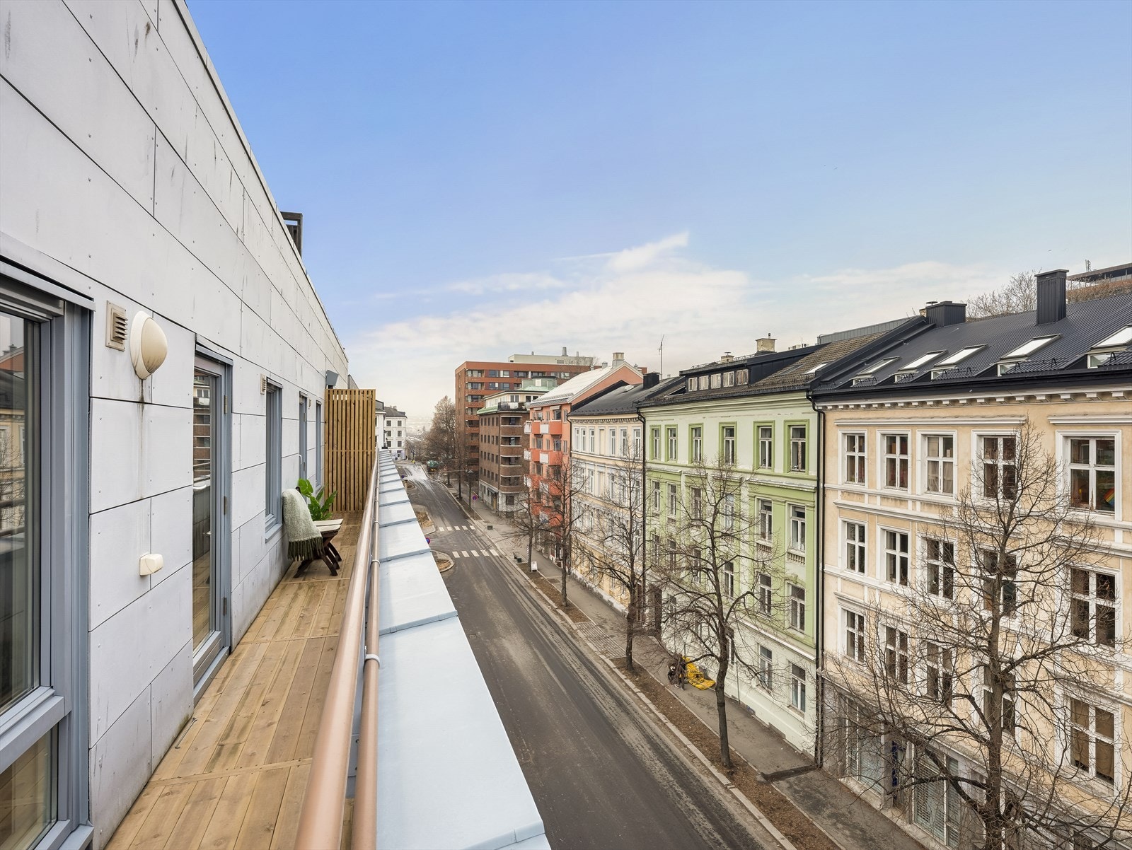 Den lange balkongen binder stue og soverom sammen utvendig. Galleribilde