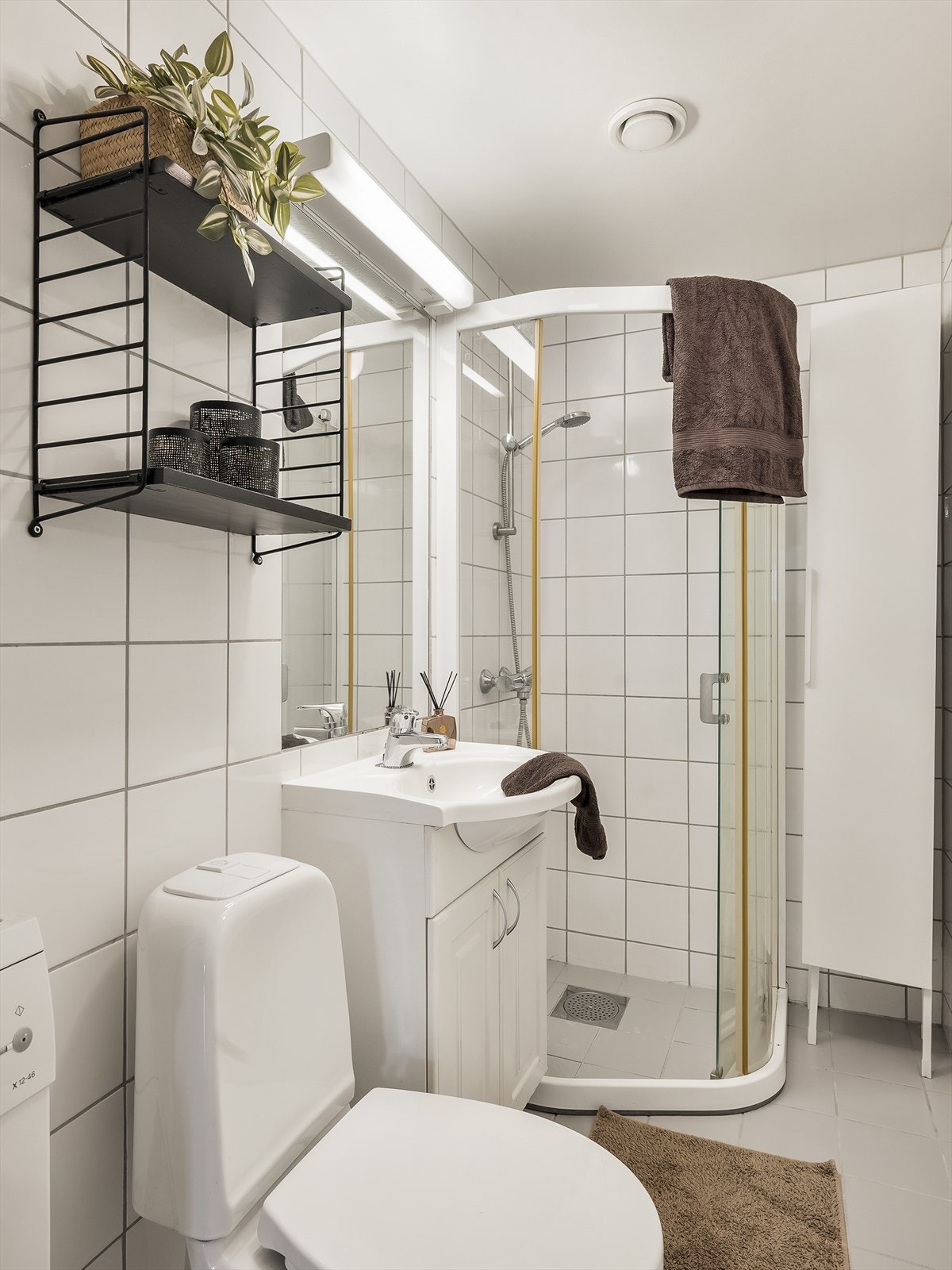 Lyse, tidløse fliser på vegger og gulv. Galleribilde