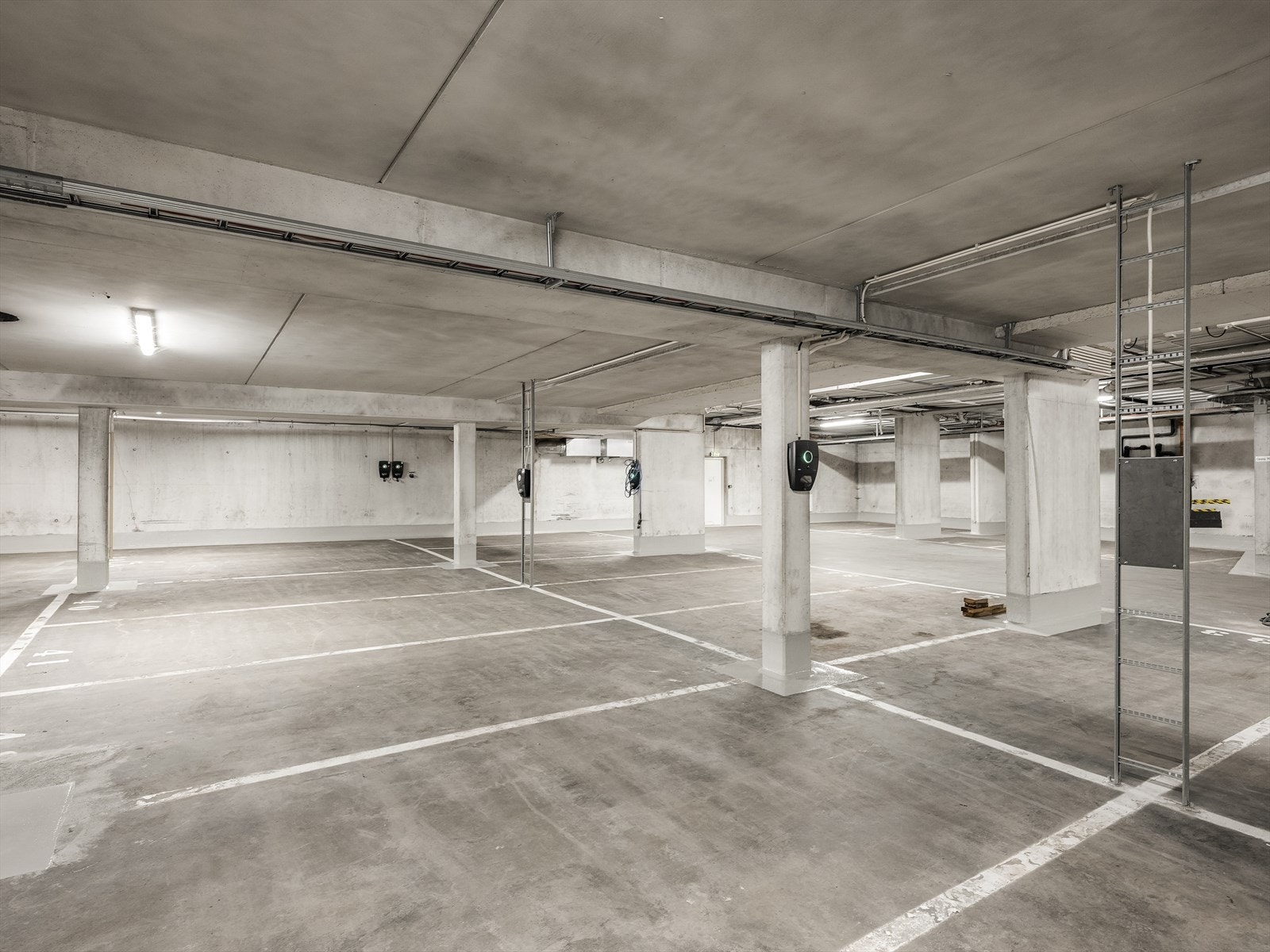 Sameiet har et felles garasjeanlegg med 83 oppmerkede plasser. Galleribilde