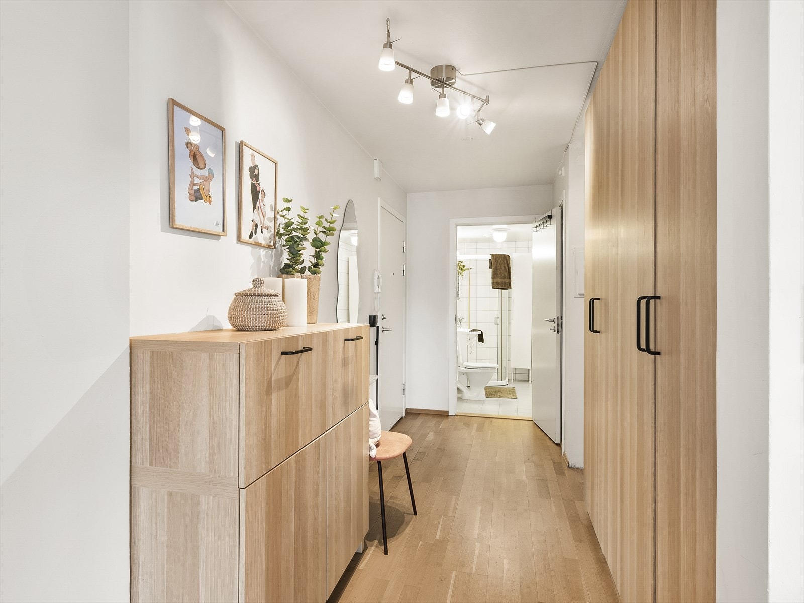 Gjennomgående parkett fra entréen og inn i oppholdsrommene. Galleribilde