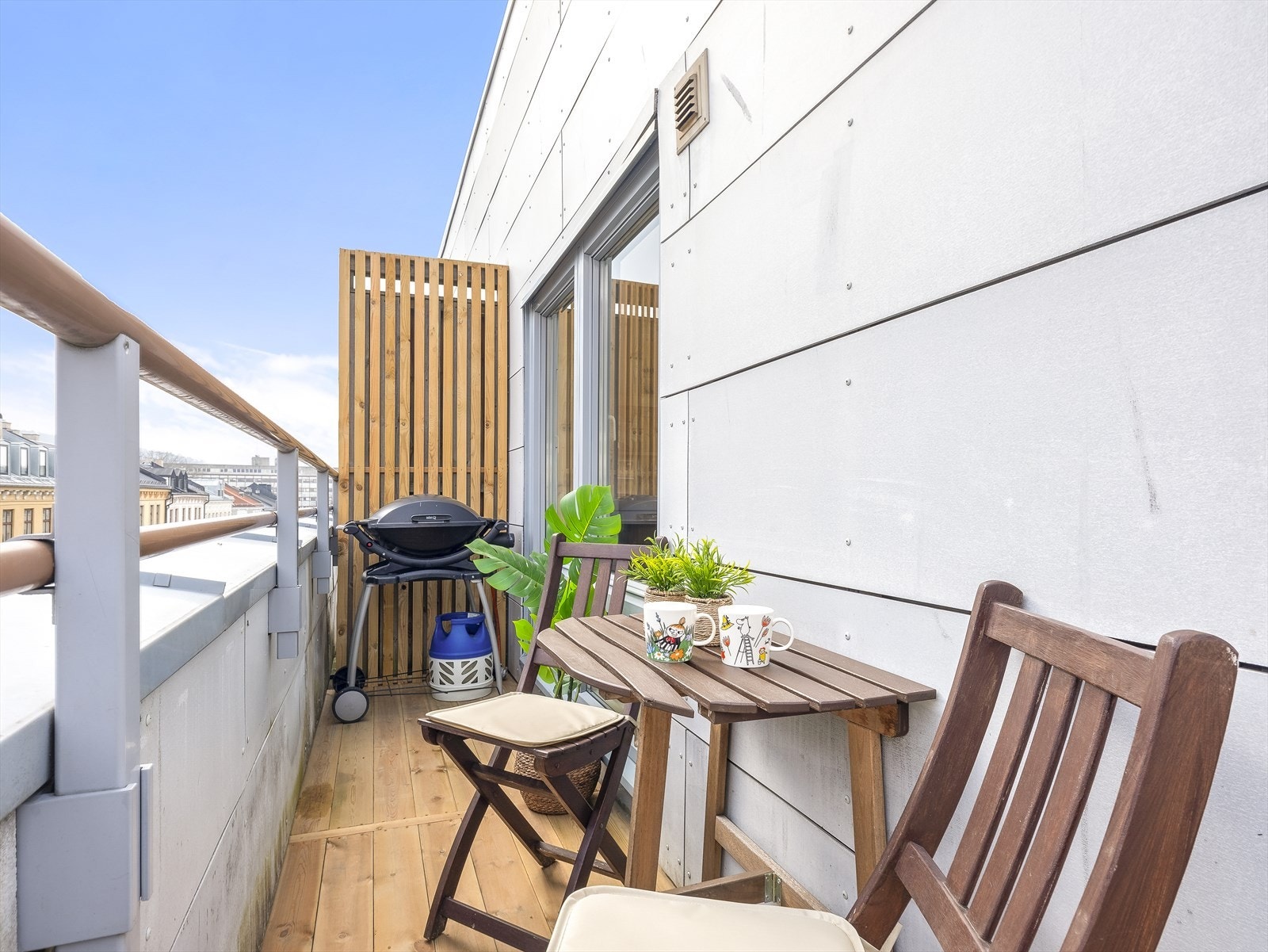 Fin plass til grillen på den solrike balkongen. Galleribilde