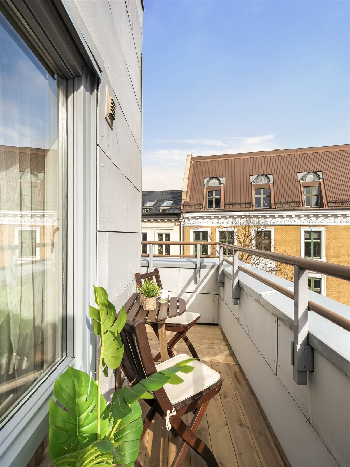 Balkongen er et verdifullt uterom i en sentral leilighet. Galleribilde