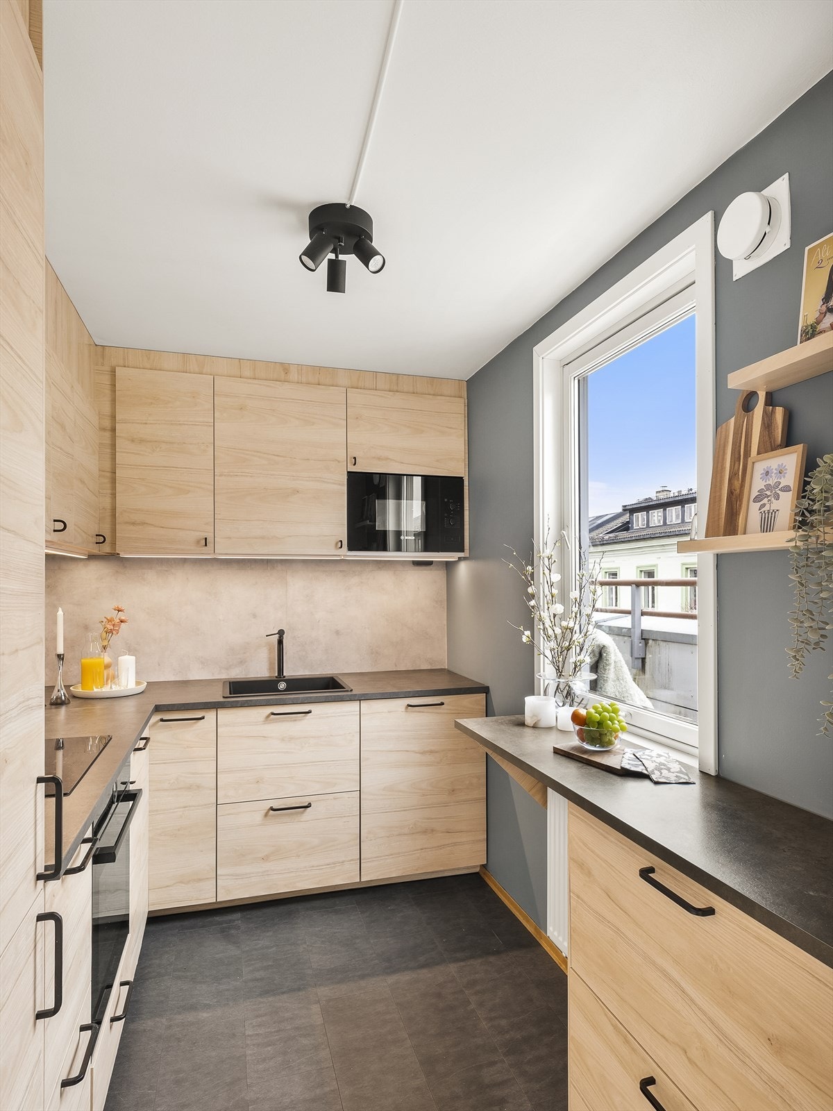 Laminat benkeplater og laminatgulv gir et helhetlig og slitesterkt kjøkken. Galleribilde