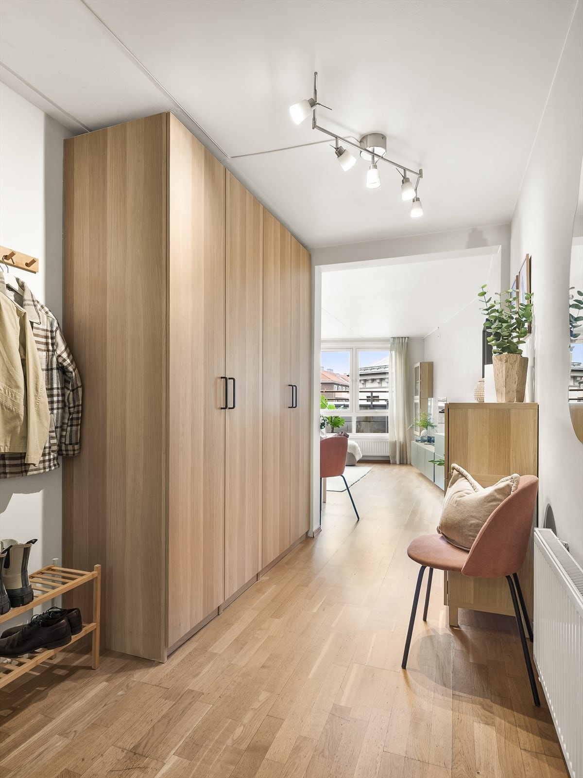 Fra entréen er det en åpen siktlinje gjennom leiligheten mot stuen. Galleribilde