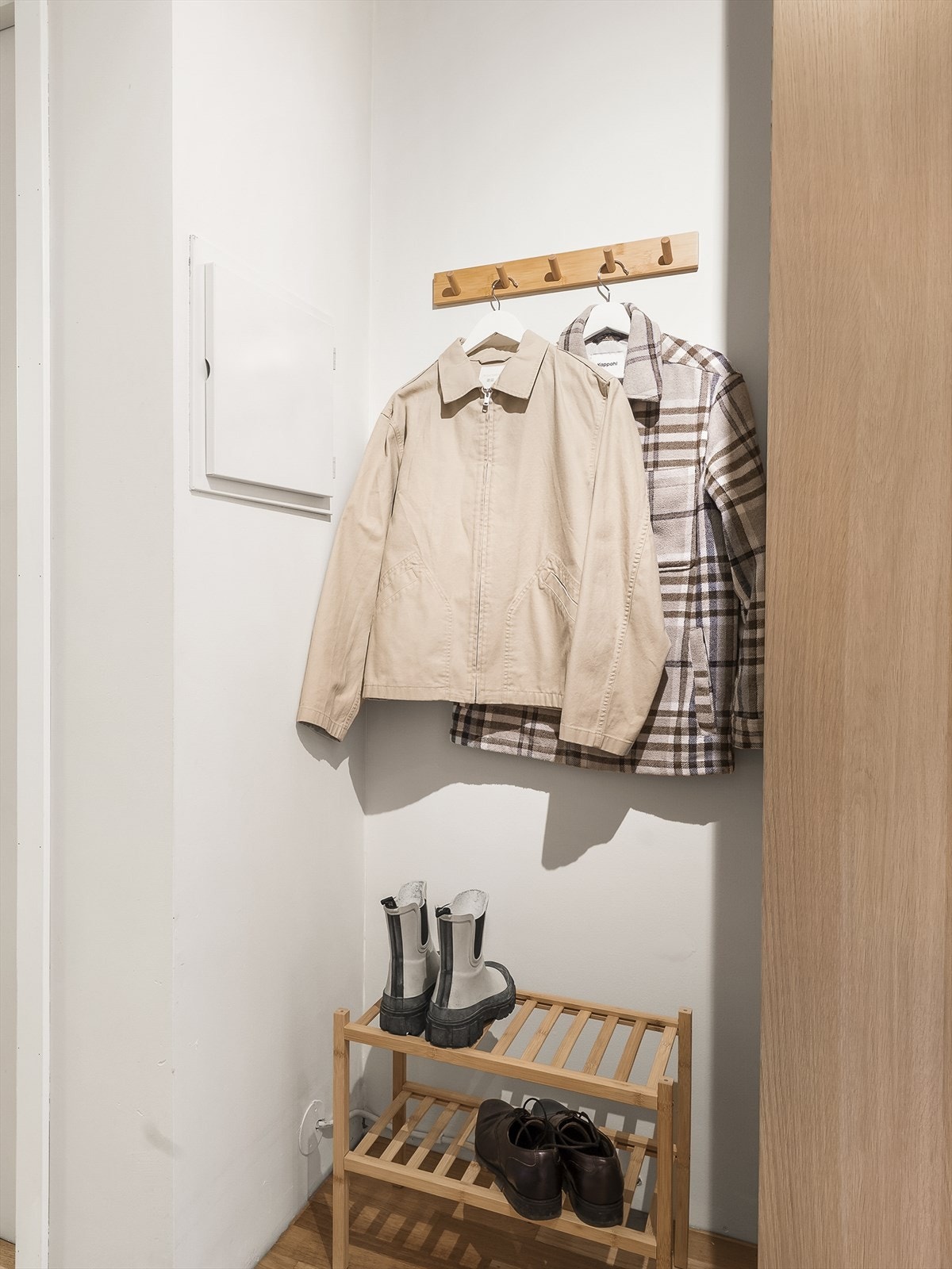 Praktisk nisje for yttertøy og sko ved inngangsdøren. Galleribilde