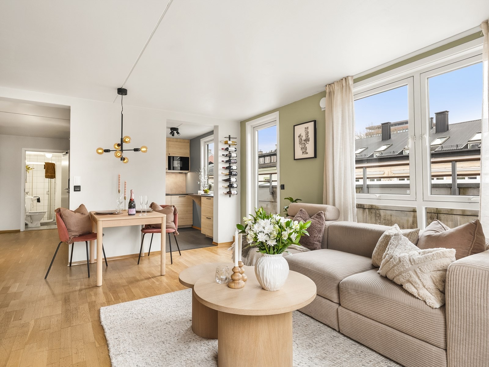 Fra stuen er det direkte utgang til den store balkongen. Galleribilde