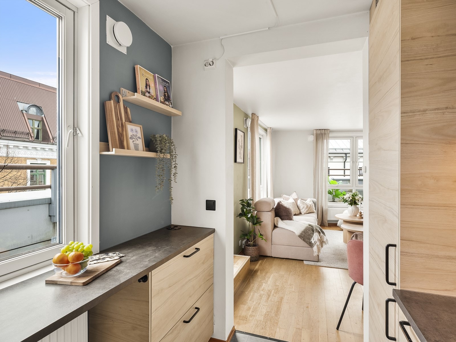 Fra kjøkkenet er det en naturlig overgang til stuen og spiseplassen. Galleribilde