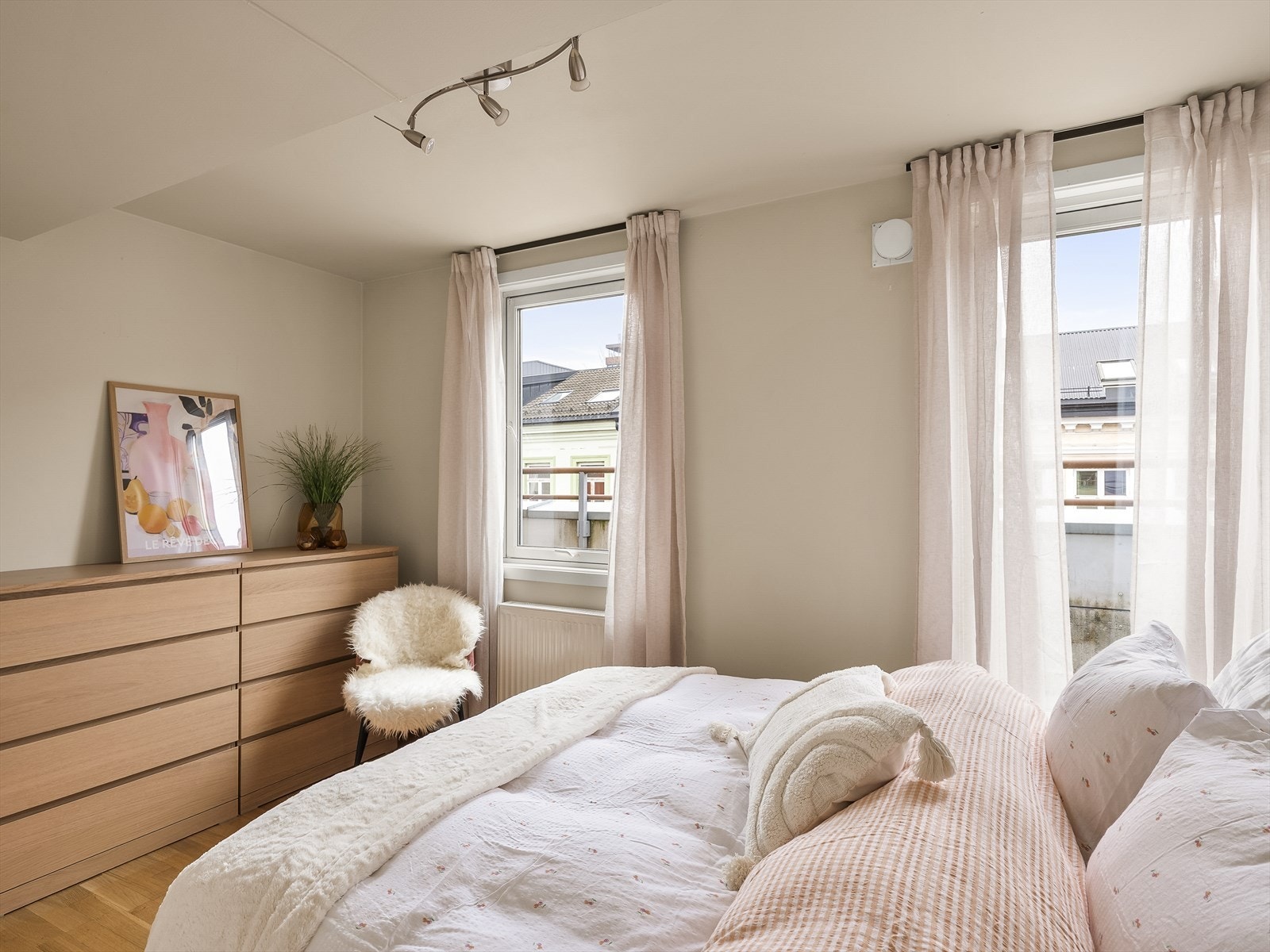 Rommet har parkett på gulvet og malte veggflater. Galleribilde