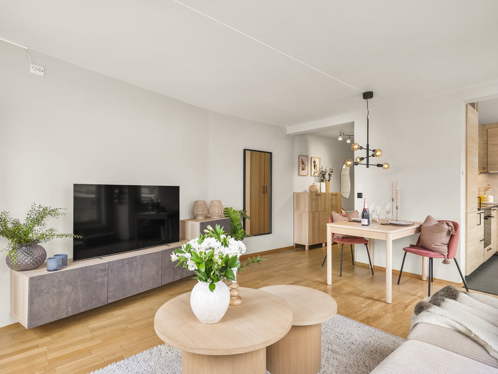 Stuen har flere møbleringssoner som gir fleksibilitet. Galleribilde