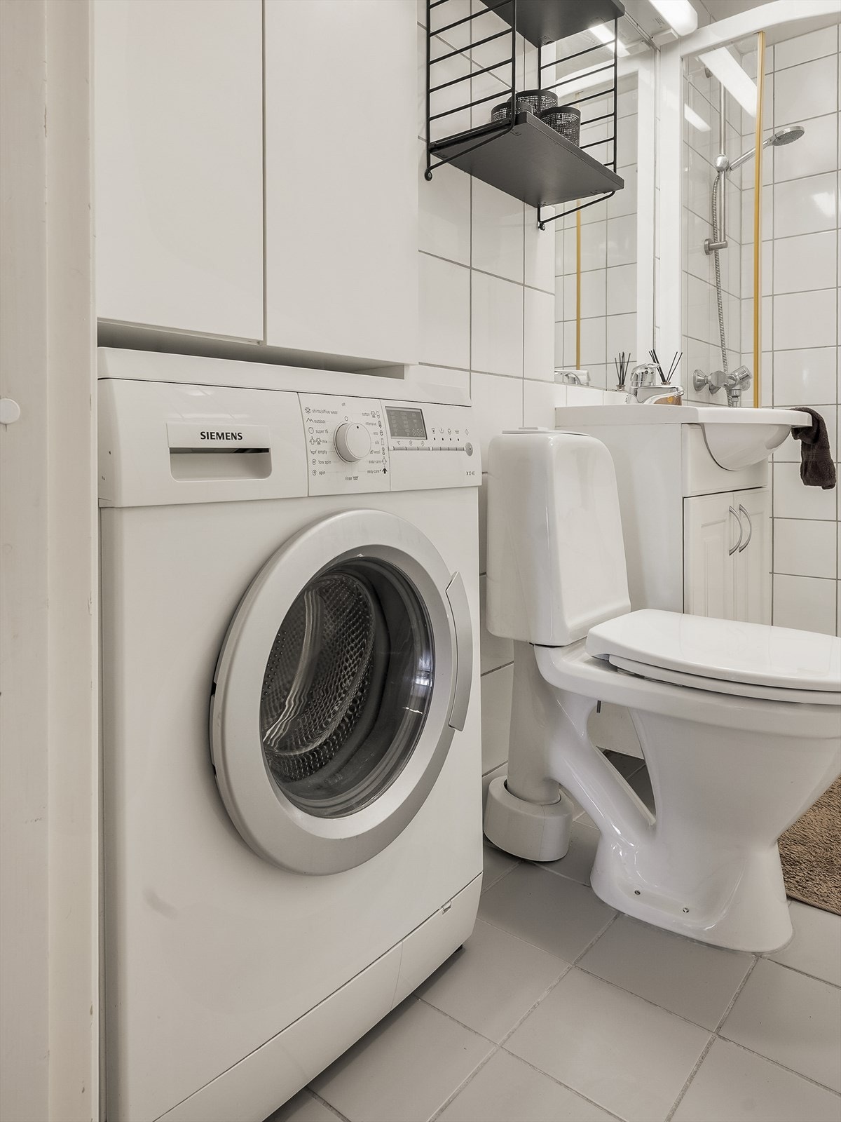 Det er opplegg for vaskemaskin på badet. Galleribilde