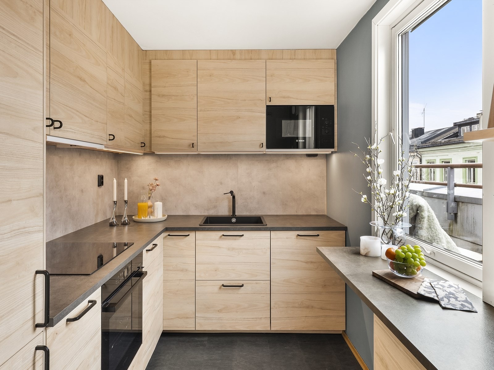 Kjøkkenet er adskilt fra stuen og har en romslig løsning med eget vindu. Galleribilde