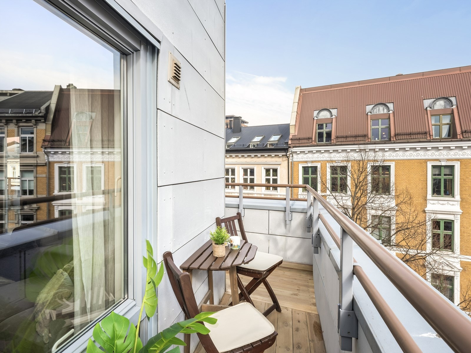 En hyggelig plass for en kaffekopp med utsikt mot gatelivet. Galleribilde