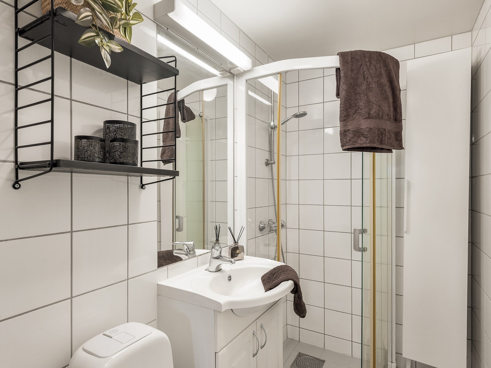 Dusjnisje med glassvegg på skyvbar skinne. Galleribilde