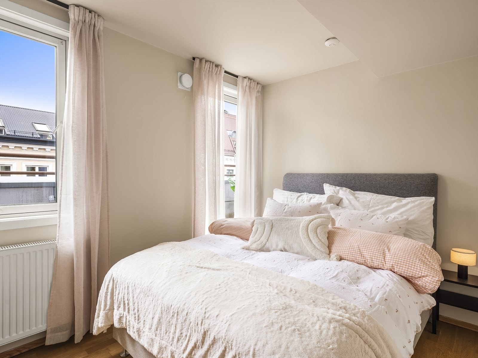 Soverom med plass til dobbeltseng og direkte utgang til balkongen. Galleribilde