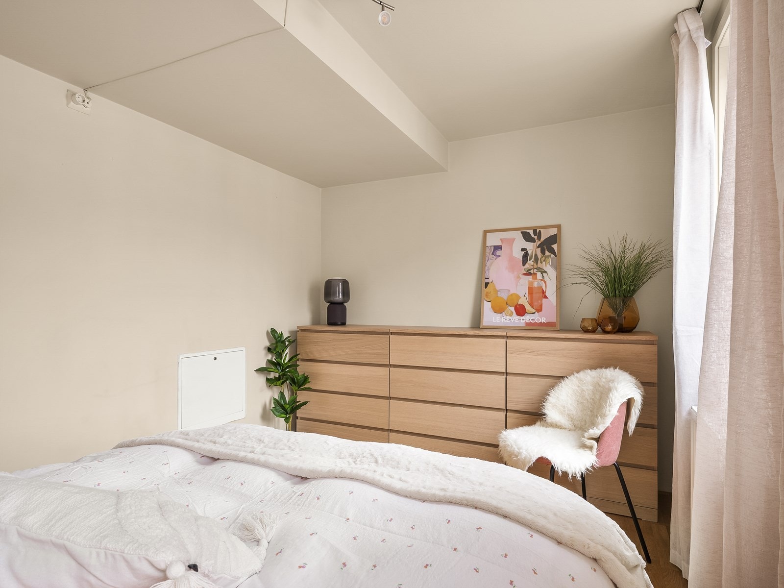 Taket er delvis nedsenket, og rommet er utstyrt med garderobeskap. Galleribilde