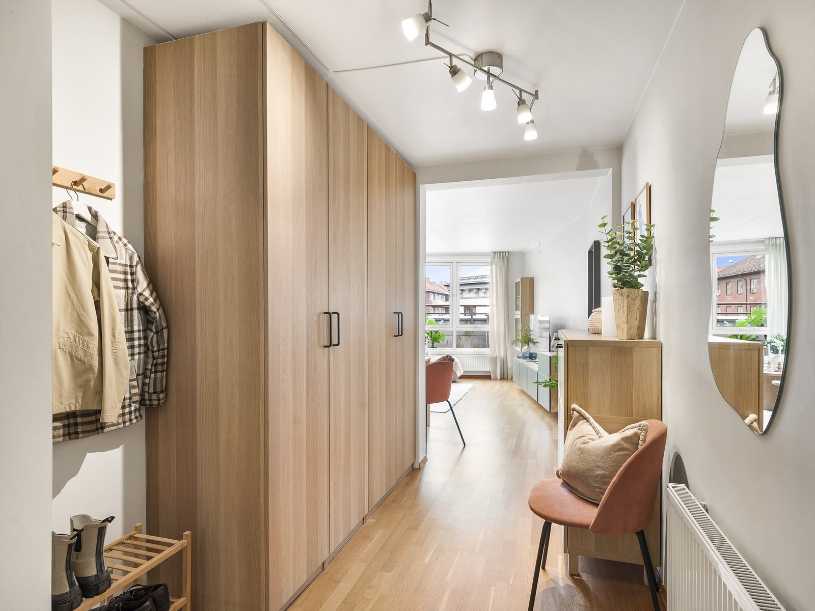 Den lange gangen gir en god romfølelse og leder naturlig inn i leiligheten. Galleribilde