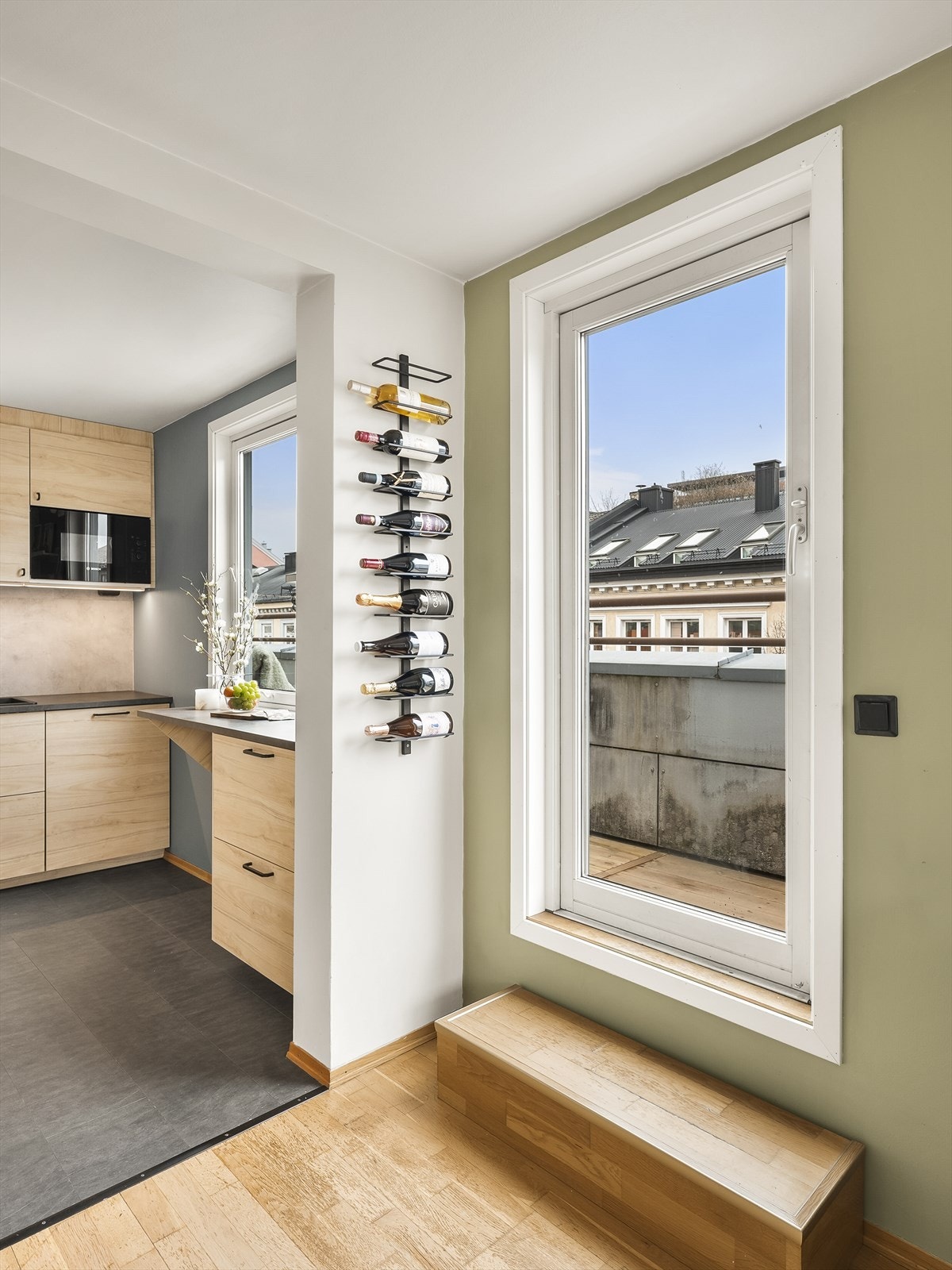 Vinduet ved kjøkkenet gir ekstra arbeidslys og utsyn. Galleribilde