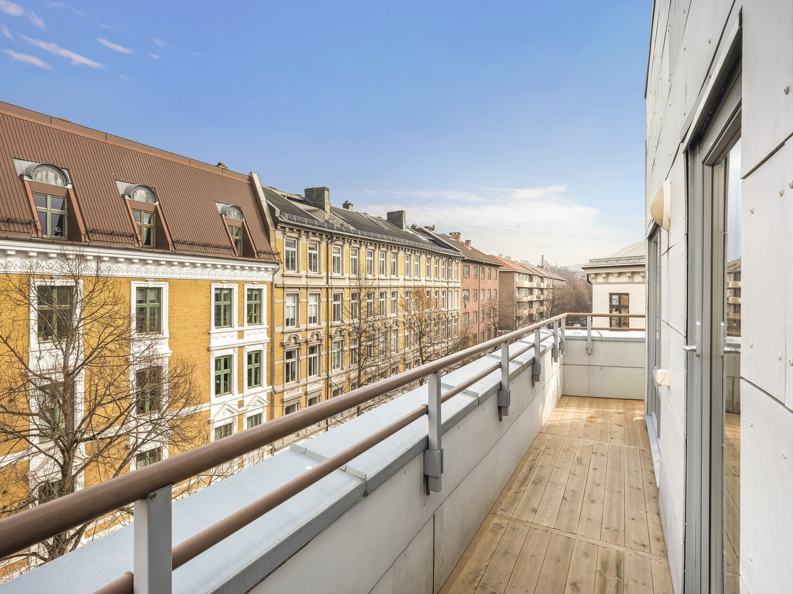 Balkongen følger fasaden og gir en åpen følelse. Galleribilde