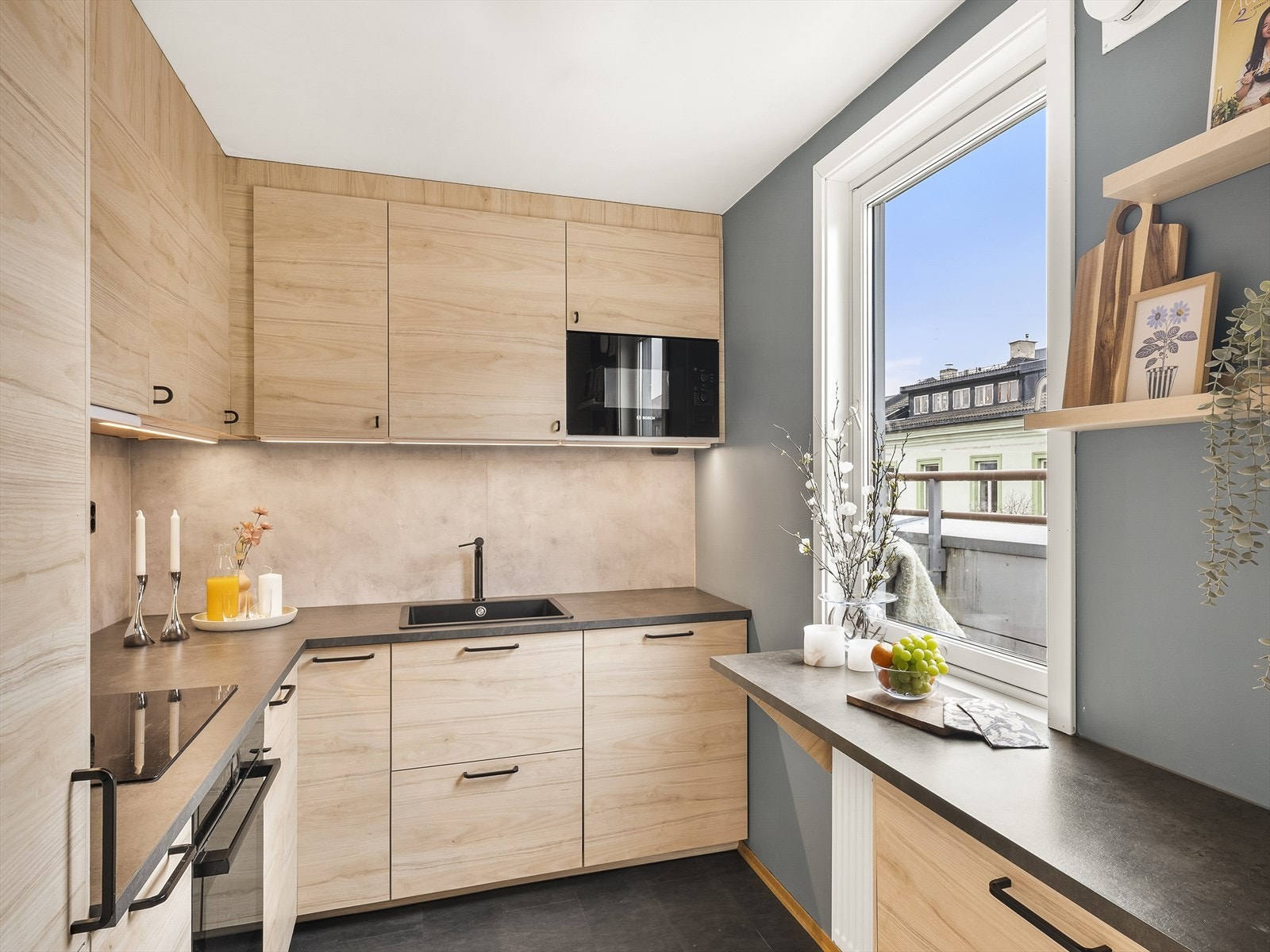 Alle hvitevarer er integrerte, inkludert komfyr, platetopp, avtrekksvifte, oppvaskmaskin, kjøleskap og frys. Galleribilde